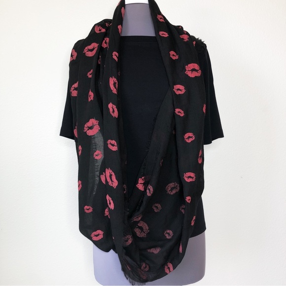 Infinity Kisses Scarf - Picture 3 of 7